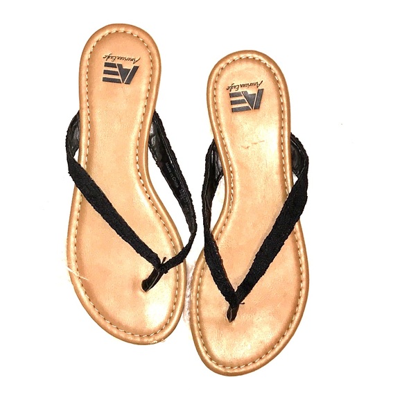 american eagle black flip flops